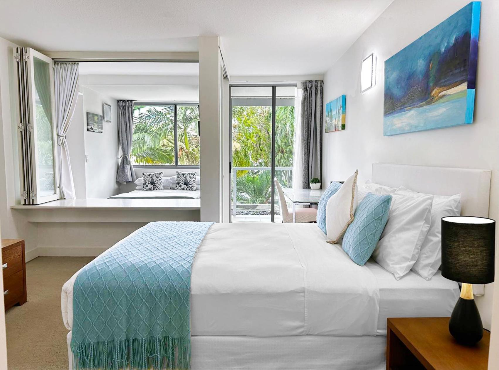 Palm Cove Beachside Apartment - Sea & Mountain Views