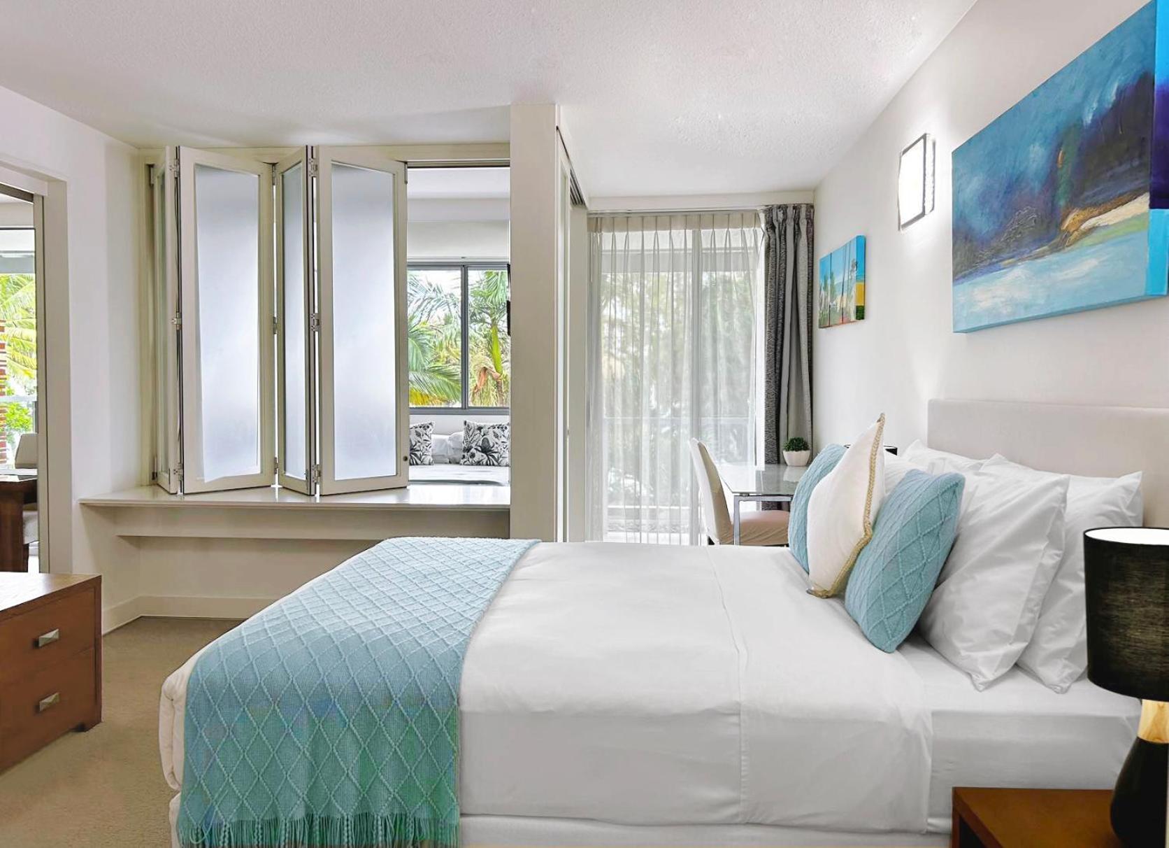 Palm Cove Beachside Apartment - Sea & Mountain Views