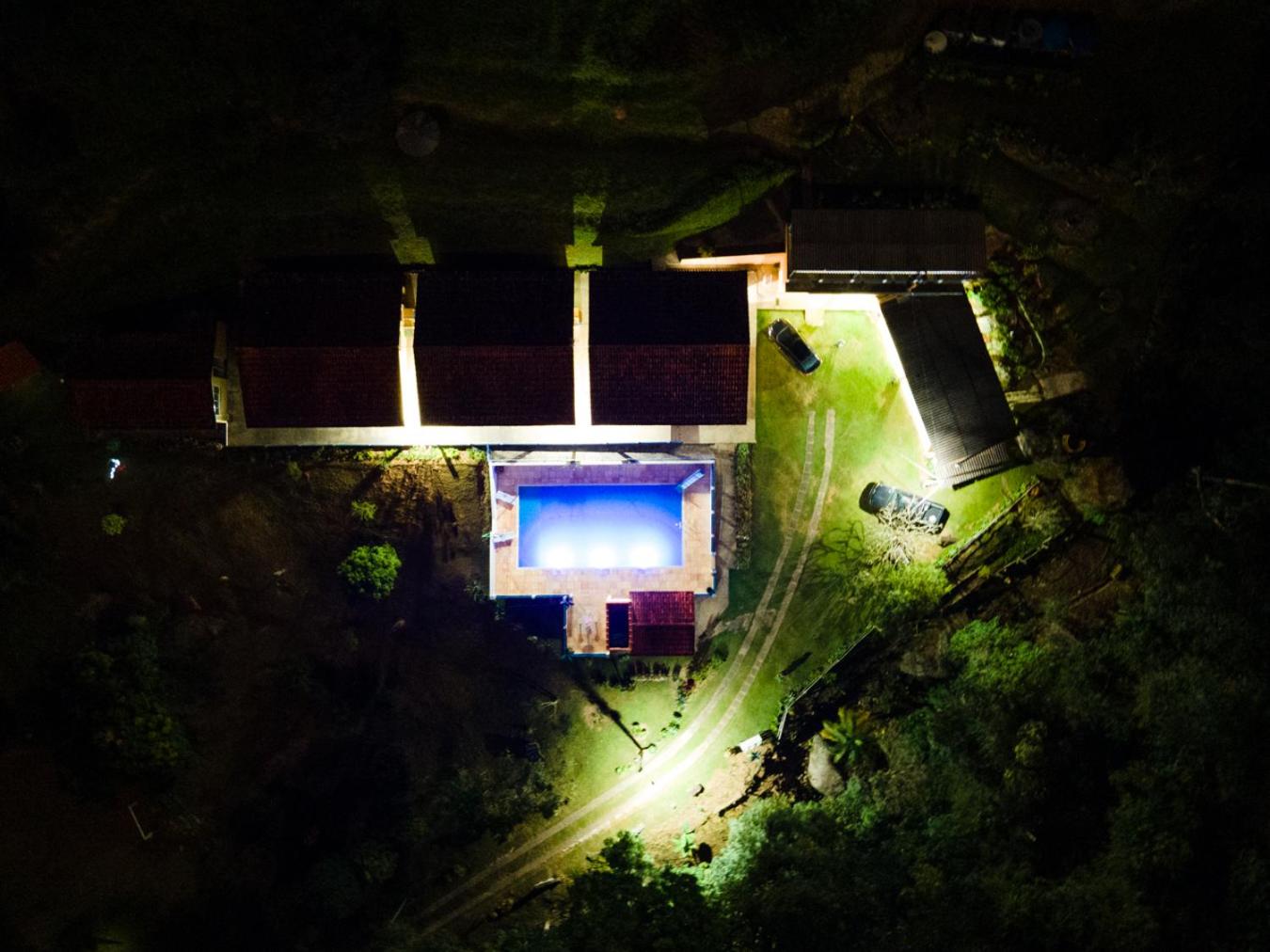 Casa ampla, 2 qtos, varanda, região de Extrema