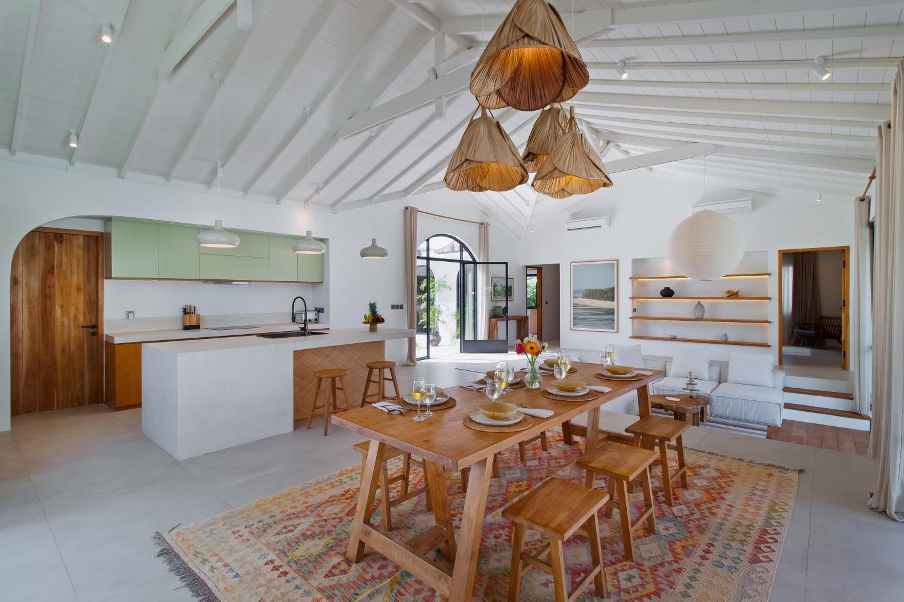 Stunning 3 Bed Villa, Close to Cafes and Beach view 2