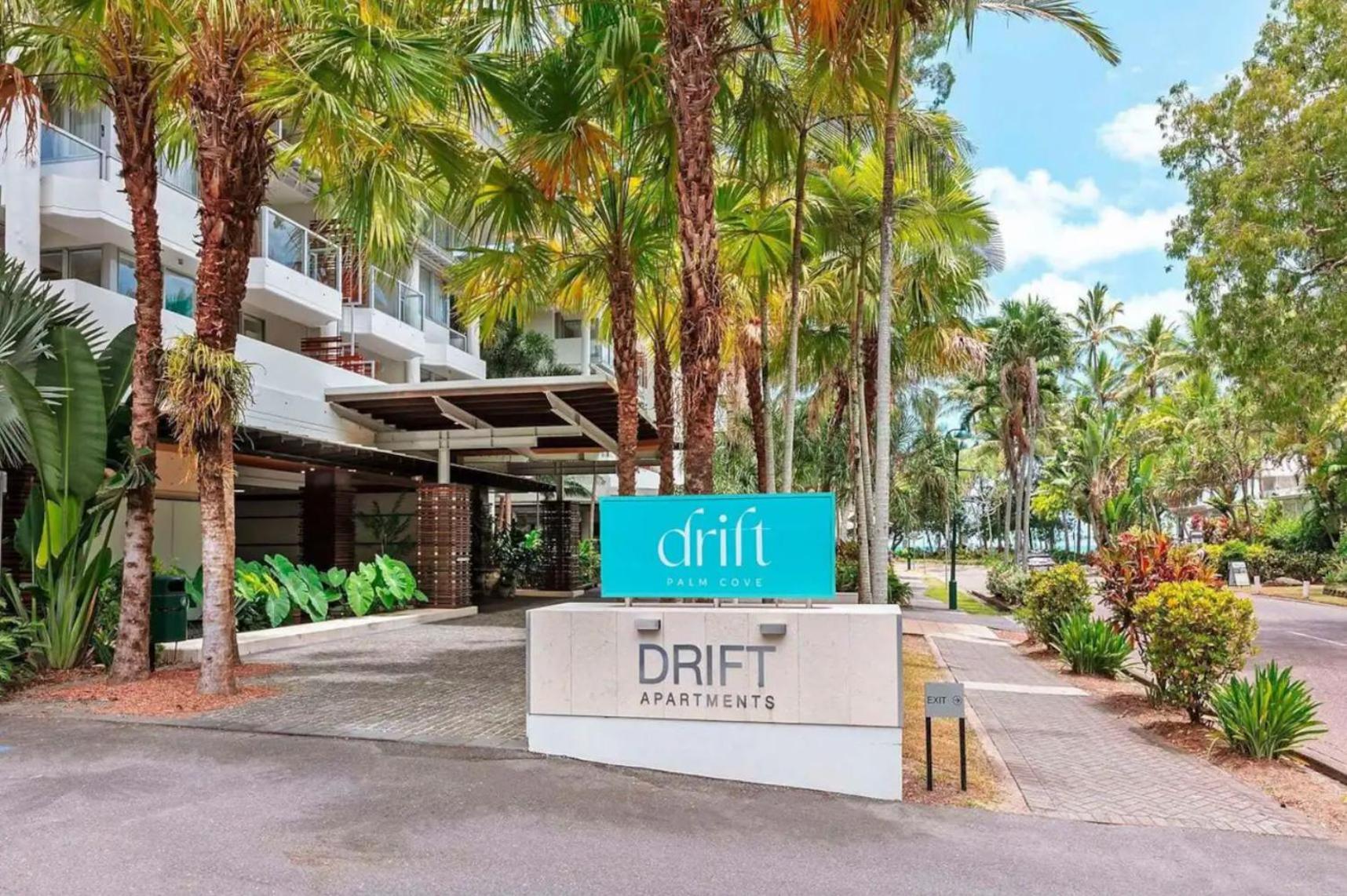 Palm Cove Beachside Apartment - Sea & Mountain Views