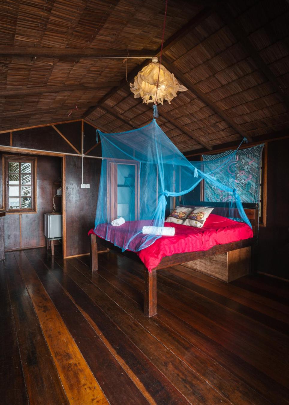 Beachfront Hut Upstairs Astra - Beach Shack Chalet photo 4