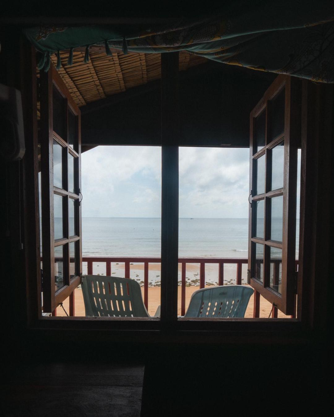 Beachfront Hut Upstairs Astra - Beach Shack Chalet photo 7