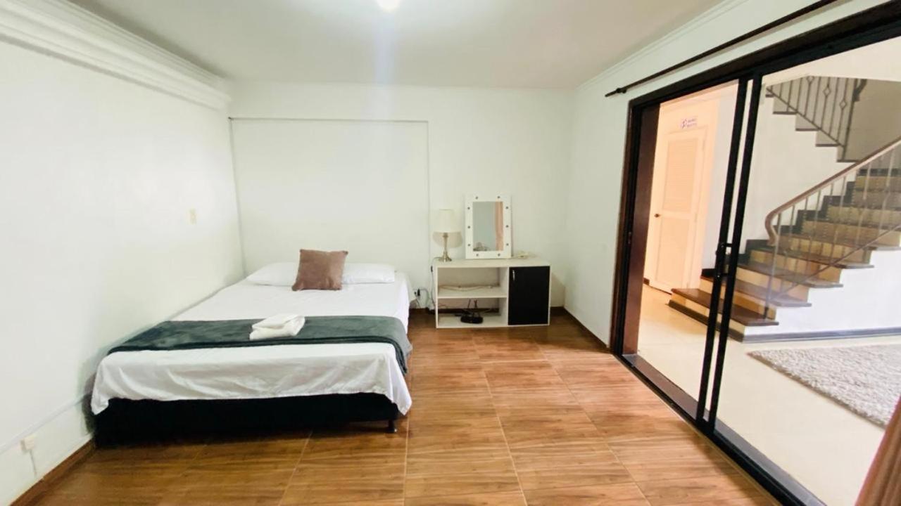 Casa Encanto Laureles! Casa Premium Medellín con Parking- Estadio, Metro
