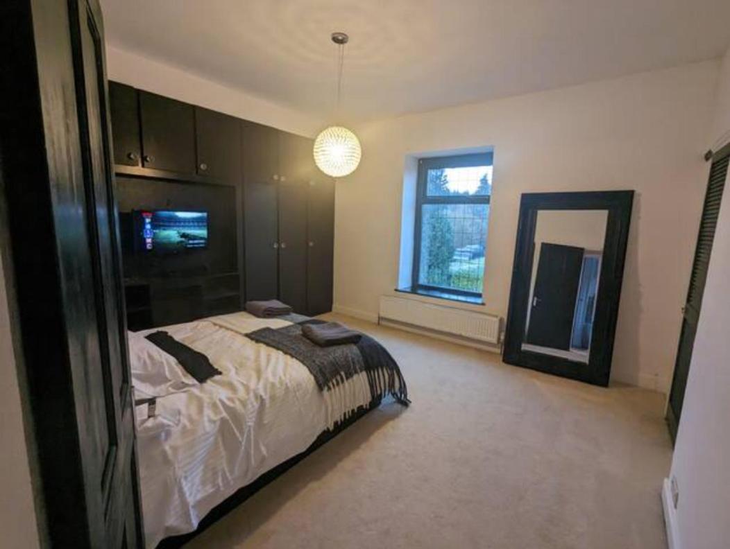Stylish 2BR Stay in Rochdale view 2
