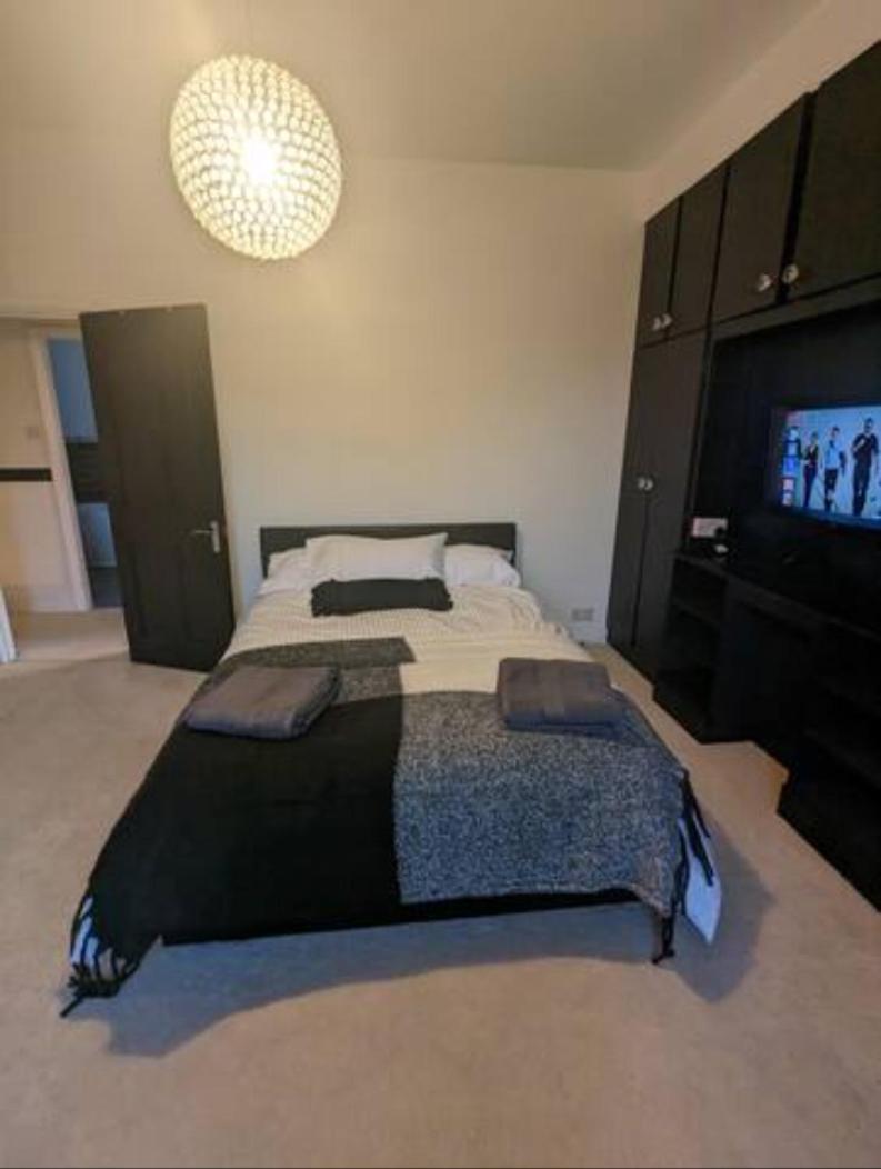 Stylish 2BR Stay in Rochdale view 4