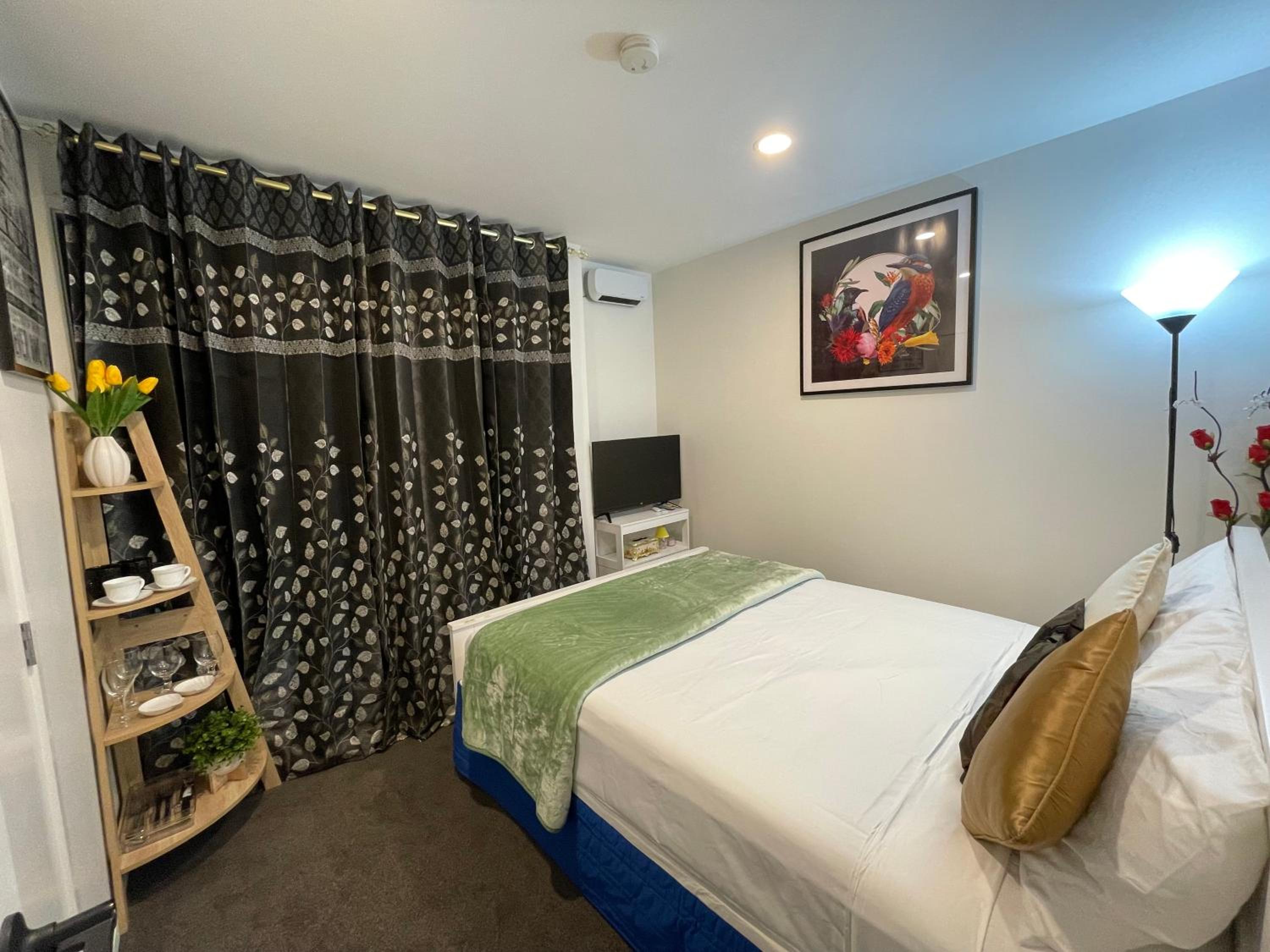 Auckland CBD, Parnell Ensuite+Patio+Secluded Garage view 3