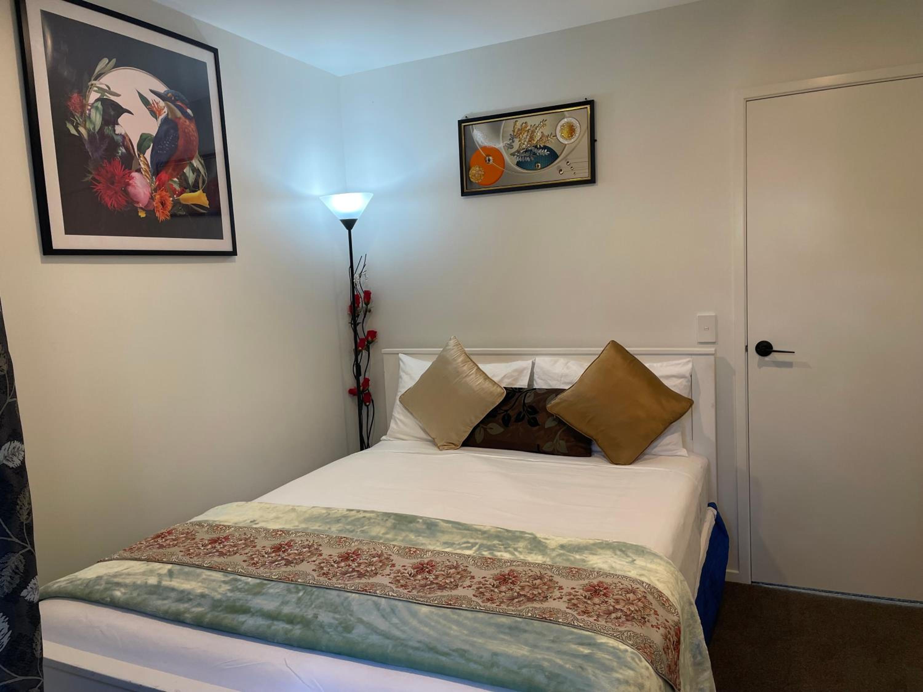 Auckland CBD, Parnell Ensuite+Patio+Secluded Garage view 2