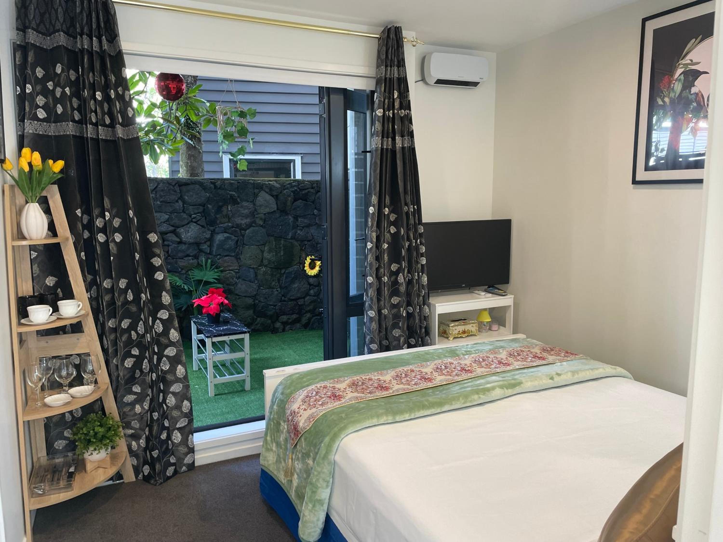 Auckland CBD, Parnell Ensuite+Patio+Secluded Garage view 5