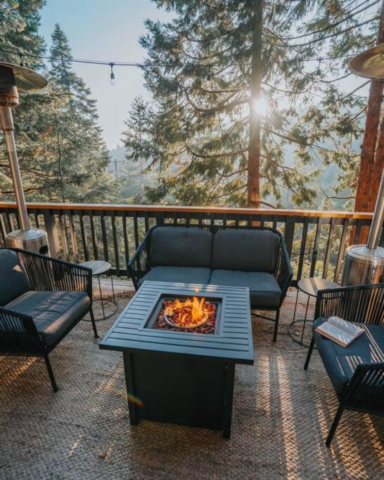 Lightfoot Cabin Mid-Century Perfect Romantic Getaway Hot Tub Sauna view 4
