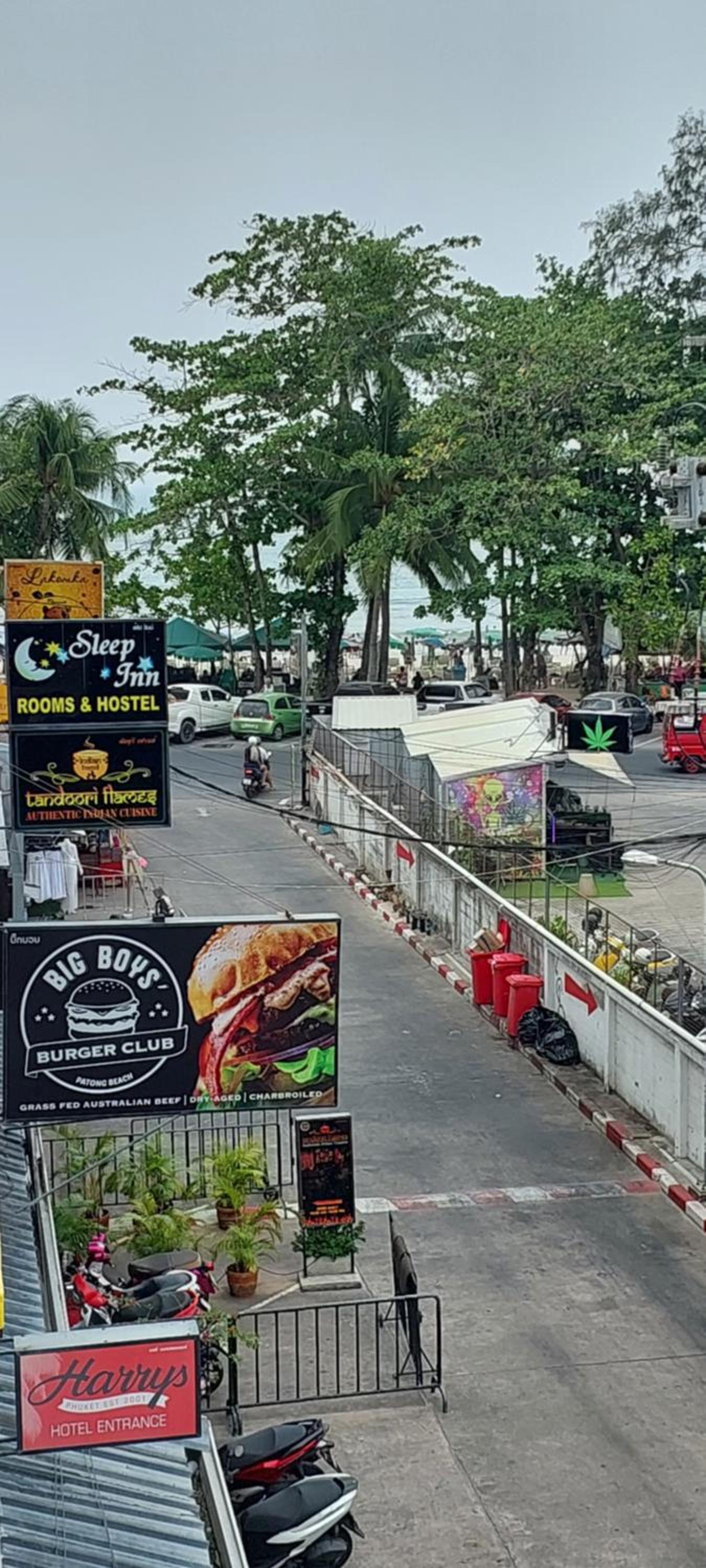Cafe de Paris view 3