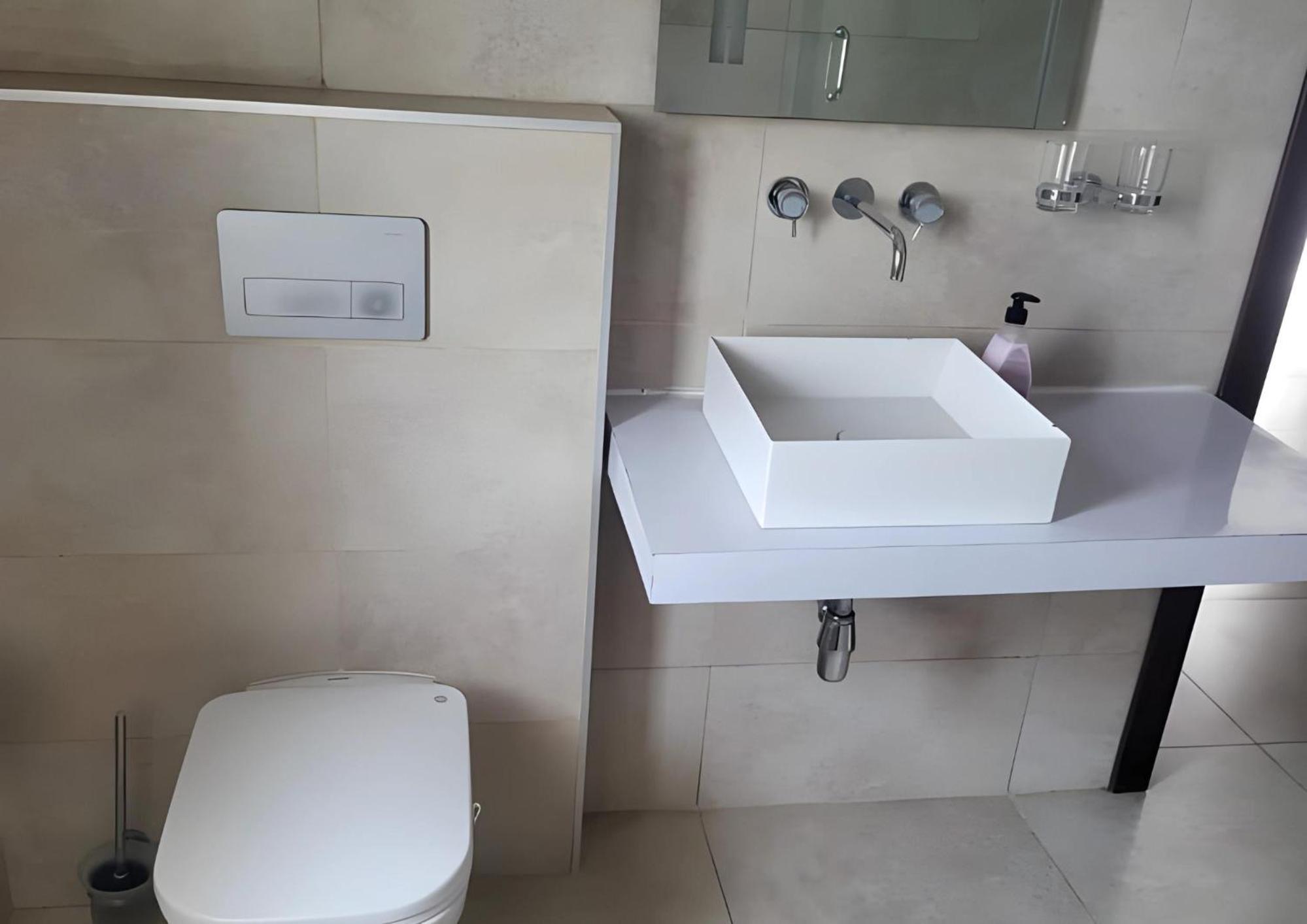 Stay Play Away Residences - Luxury 5 bed, Airport Residential view 5
