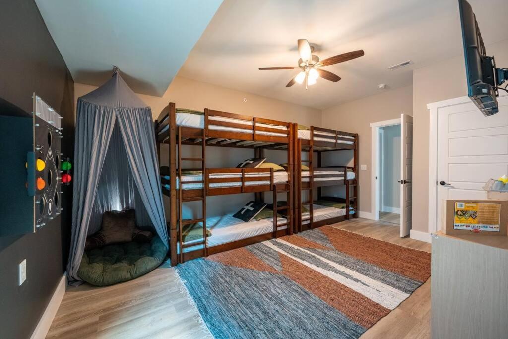 *Private Hot Tub Gameroom 1 mi Silver Dollar City* view 2