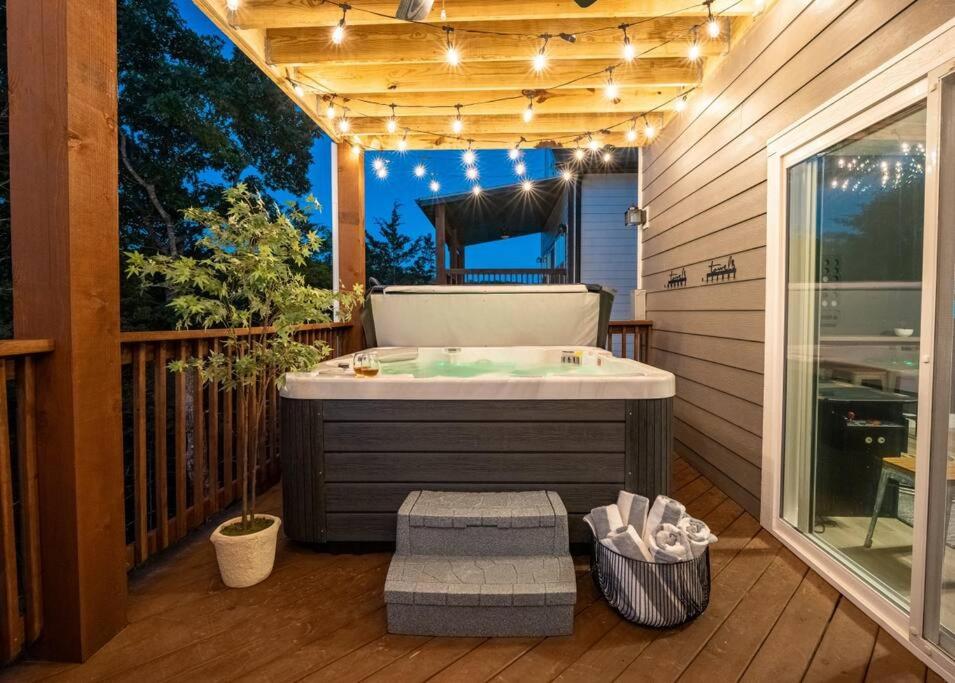 *Private Hot Tub Gameroom 1 mi Silver Dollar City* view 3