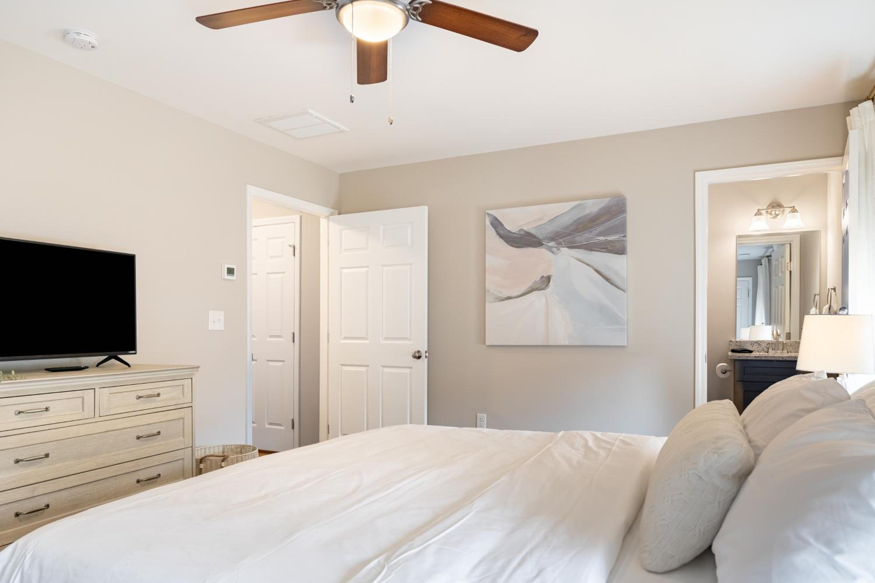 Silver Maple by AvantStay Modern Stylish Haven
