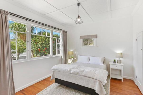 Central and Affordable - Cute Art Deco view 4