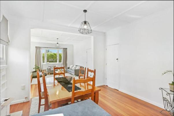 Central and Affordable - Cute Art Deco view 3