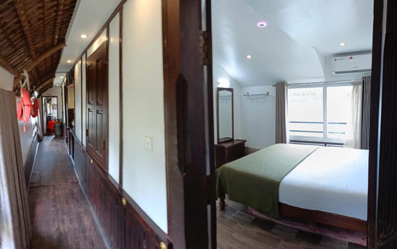 EGH Houseboats