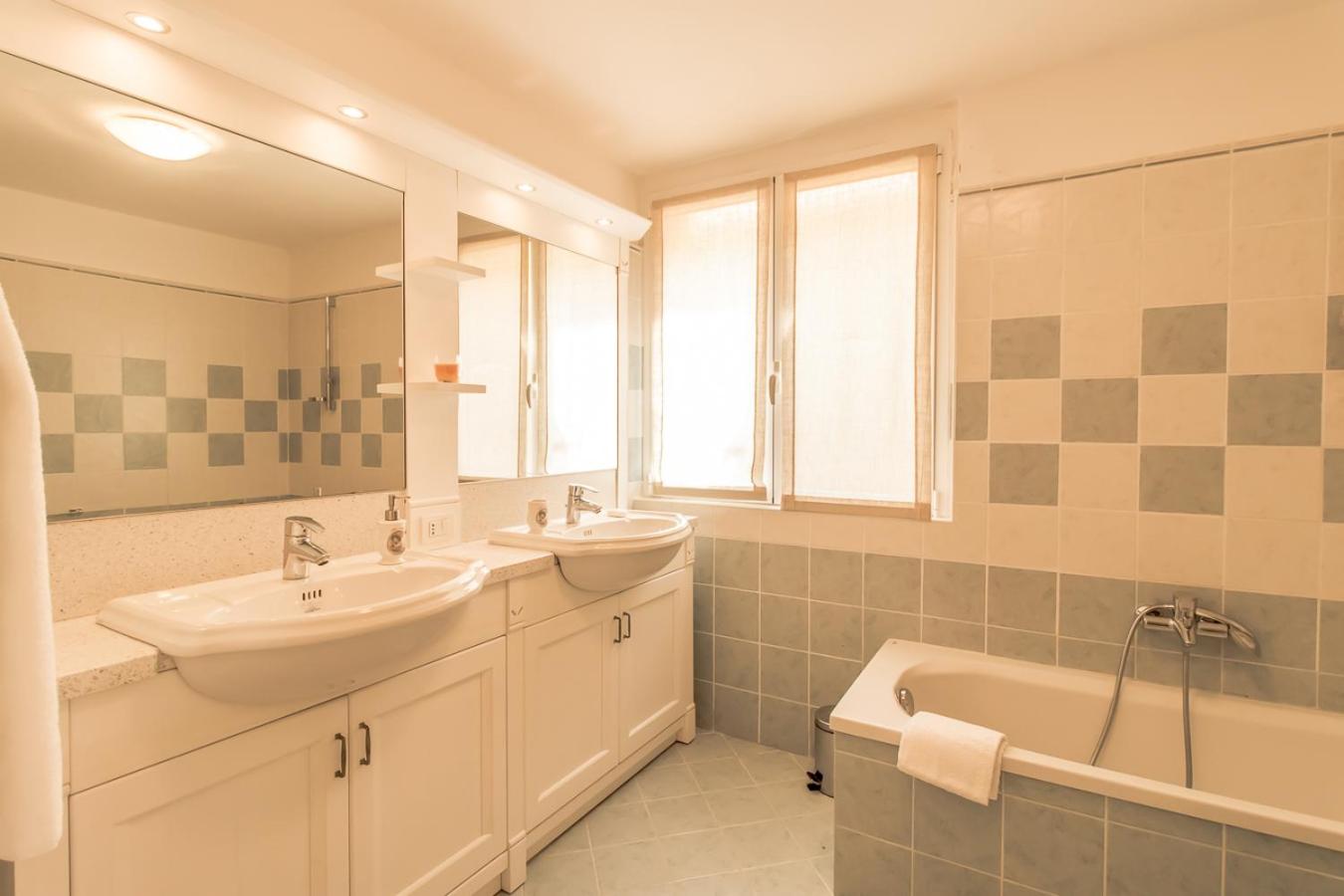 Il Borgo Apartment Menaggio en Menaggio — bathroom
