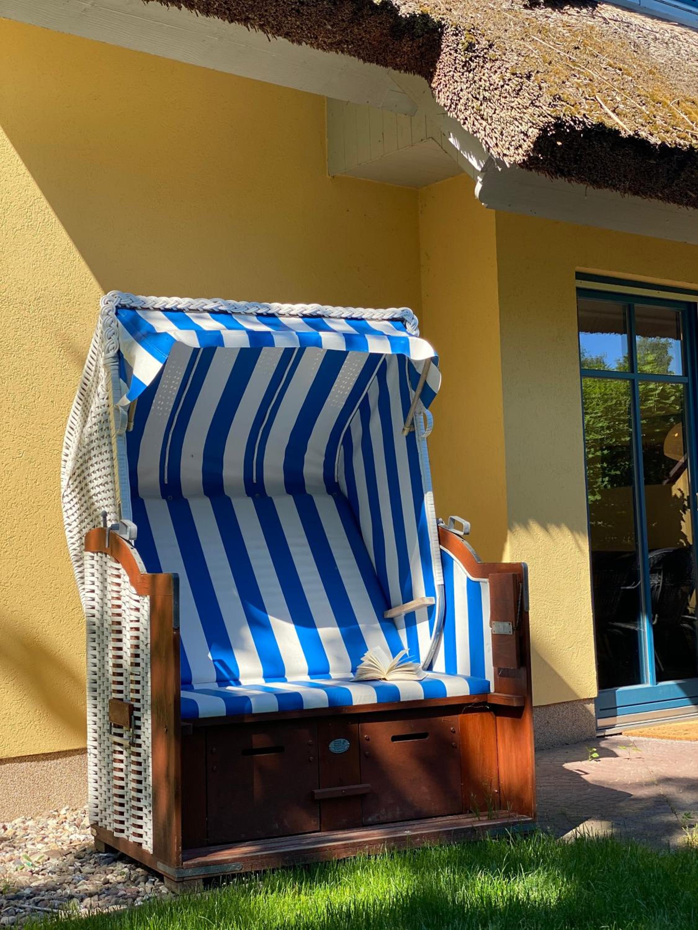 Familienfreundliches Reetdachhaus Weissdorn 2