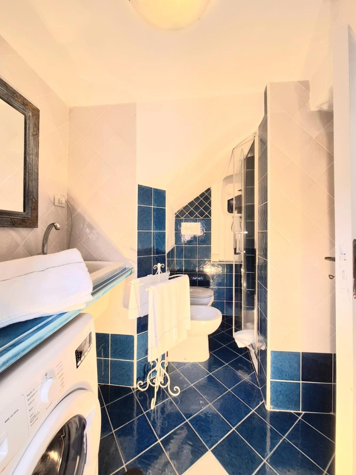 FRANCESCA'S HOUSE en Minori — bathroom