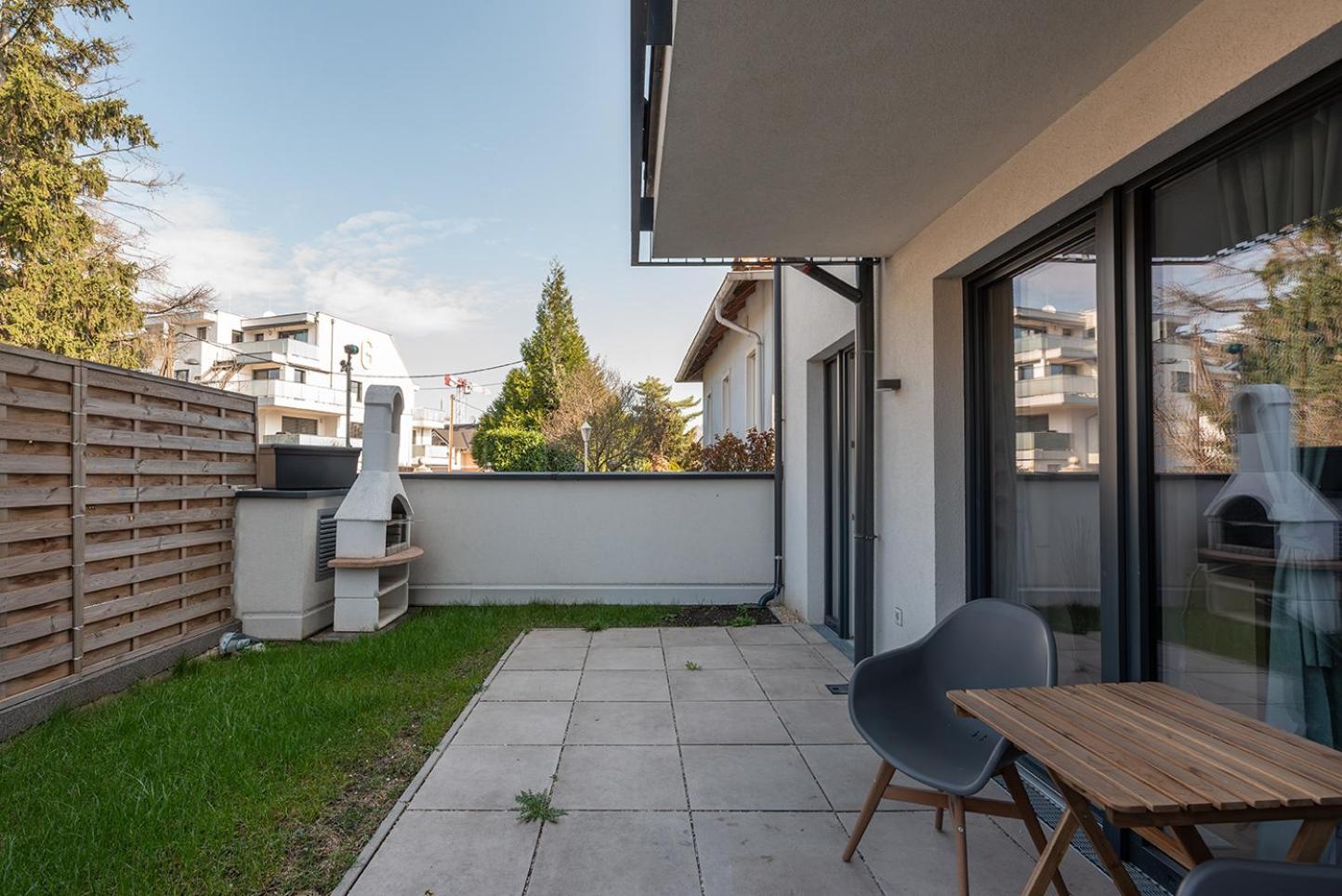 Schönes Apartment mit Garten und Tiefgarage