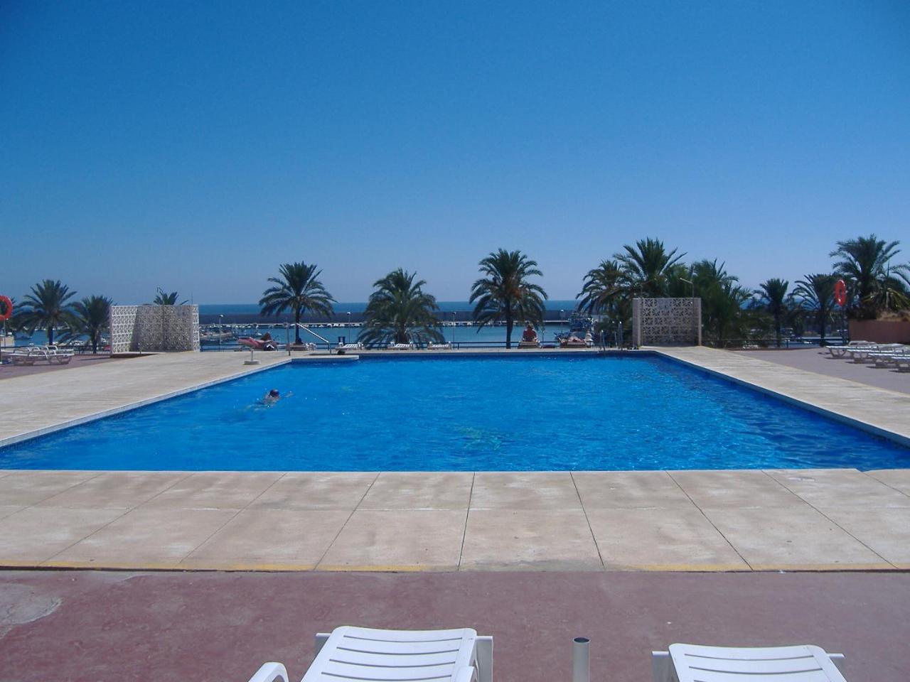 Sunny studio apartment, marina view
