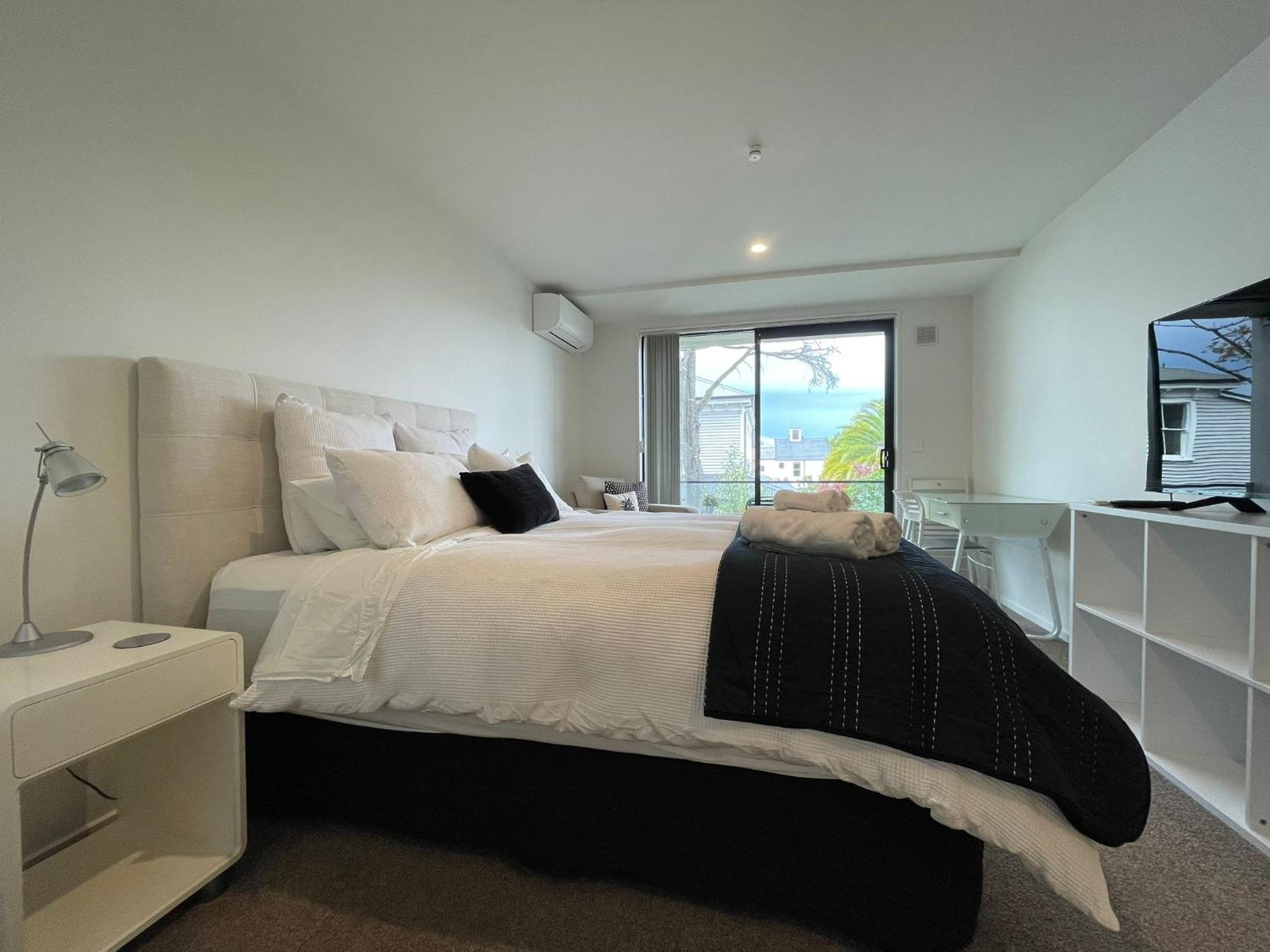 Luxury 1 Bedroom Studio In CBD Close to Convention Centre view 3