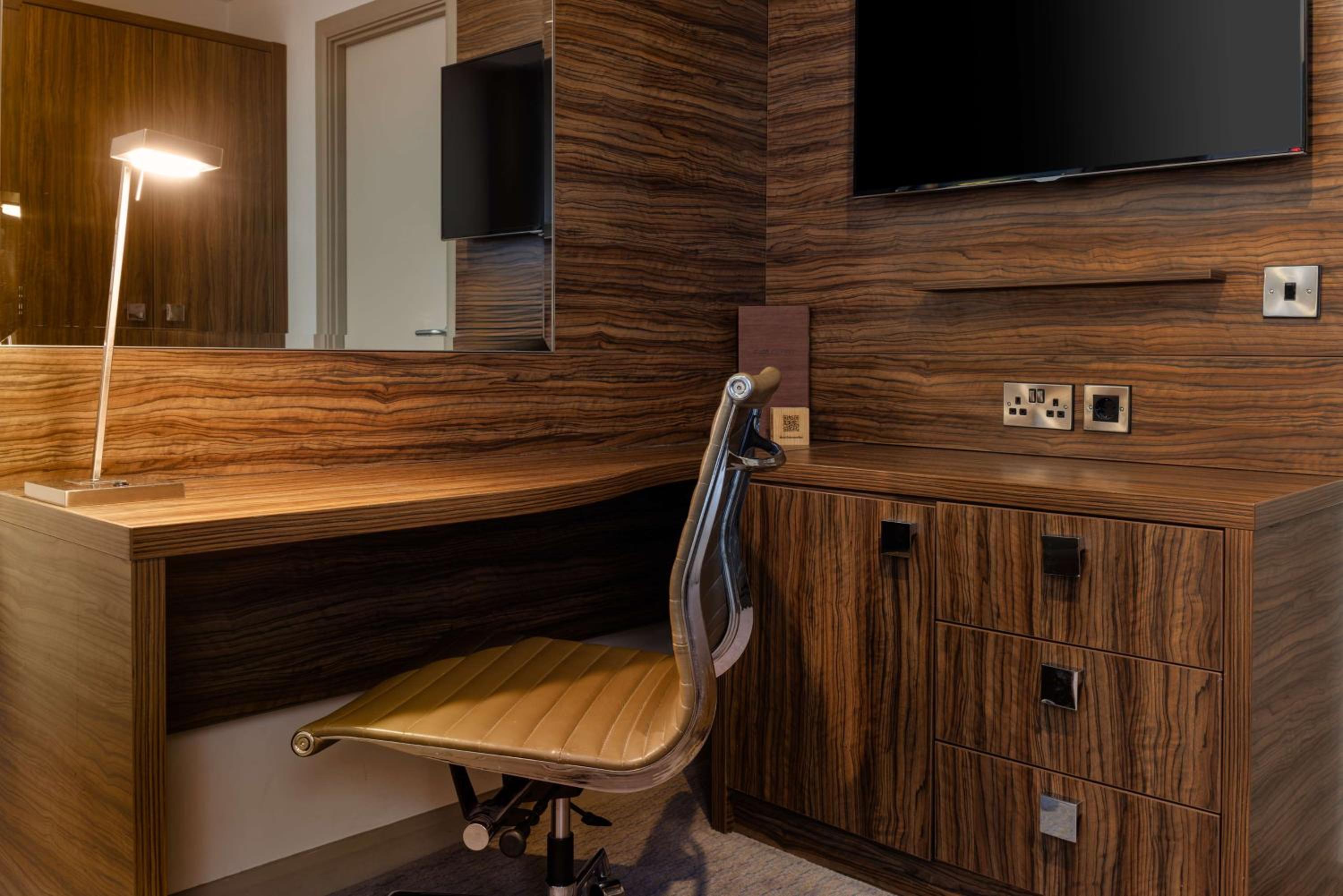 DoubleTree by Hilton London Angel Kings Cross-4