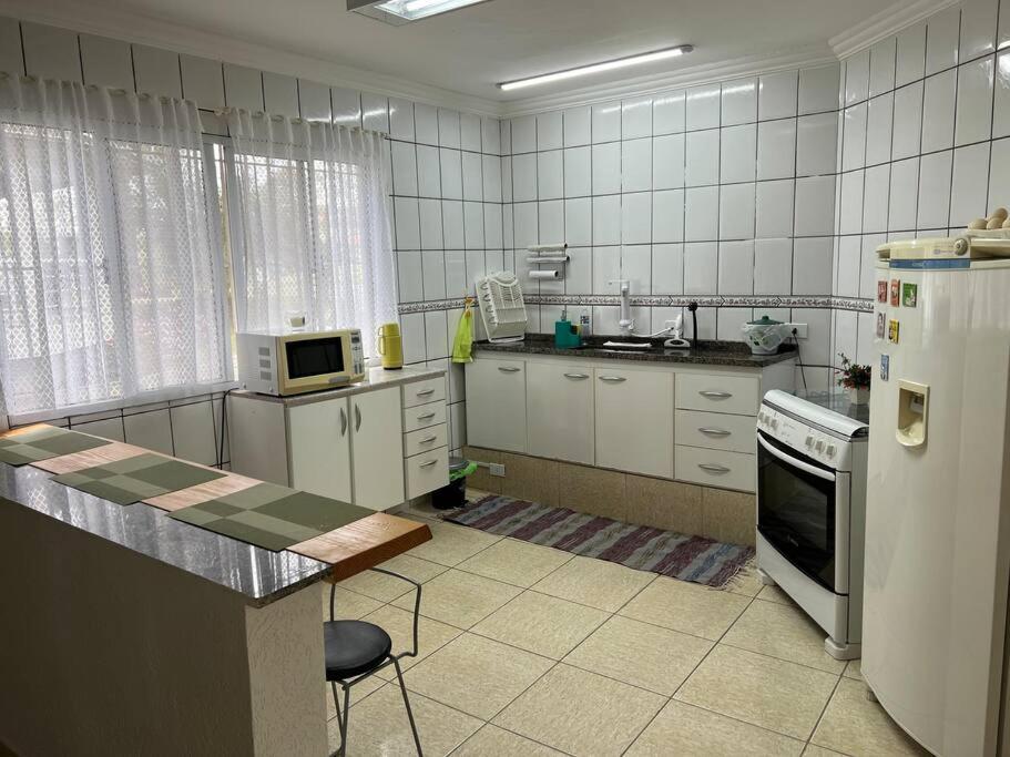 Casa com salão de jogos, piscina e churrasqueira.