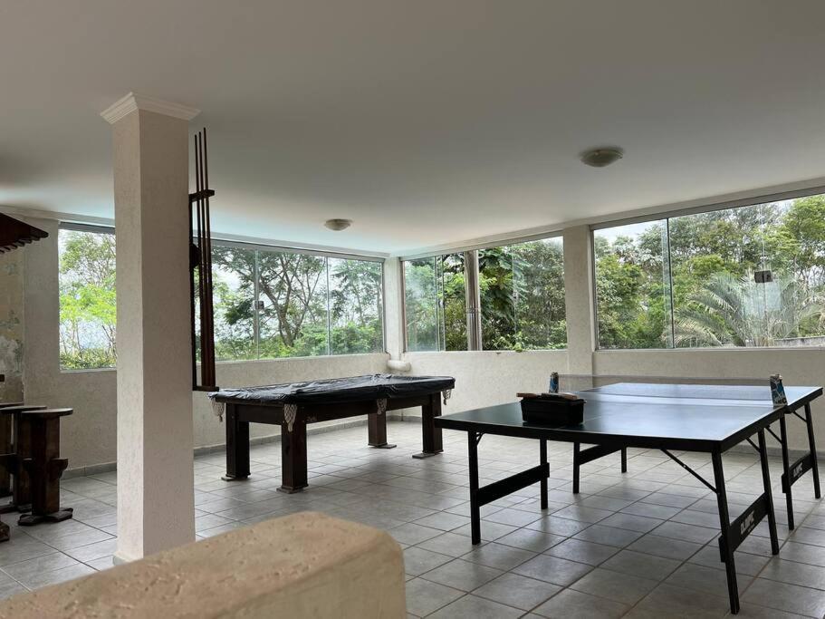 Casa com salão de jogos, piscina e churrasqueira.