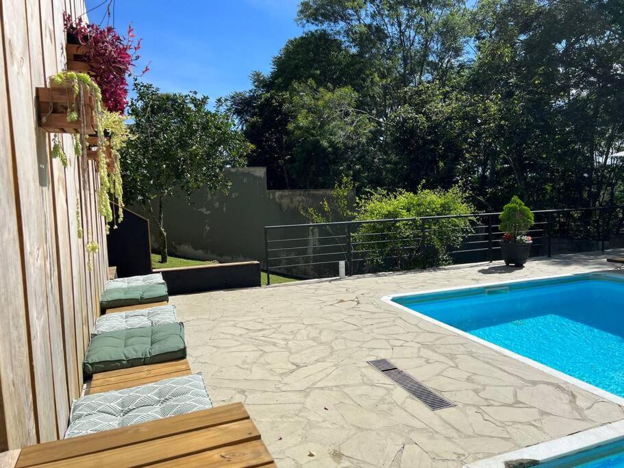 Casa com salão de jogos, piscina e churrasqueira.