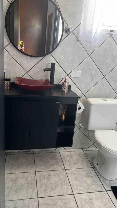 Casa com salão de jogos, piscina e churrasqueira.