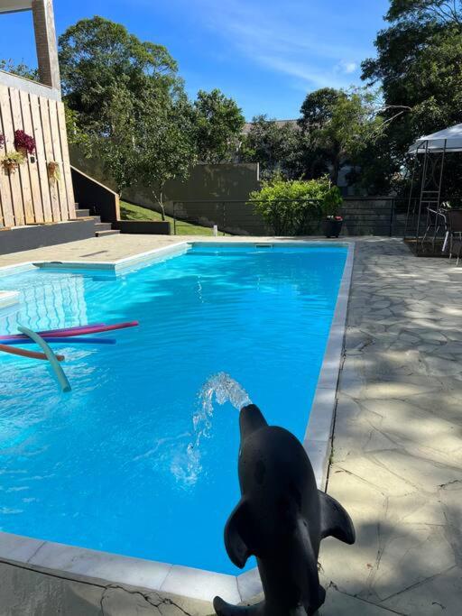 Casa com salão de jogos, piscina e churrasqueira.
