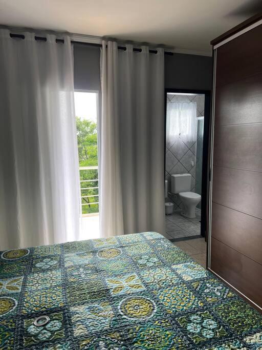Casa com salão de jogos, piscina e churrasqueira.