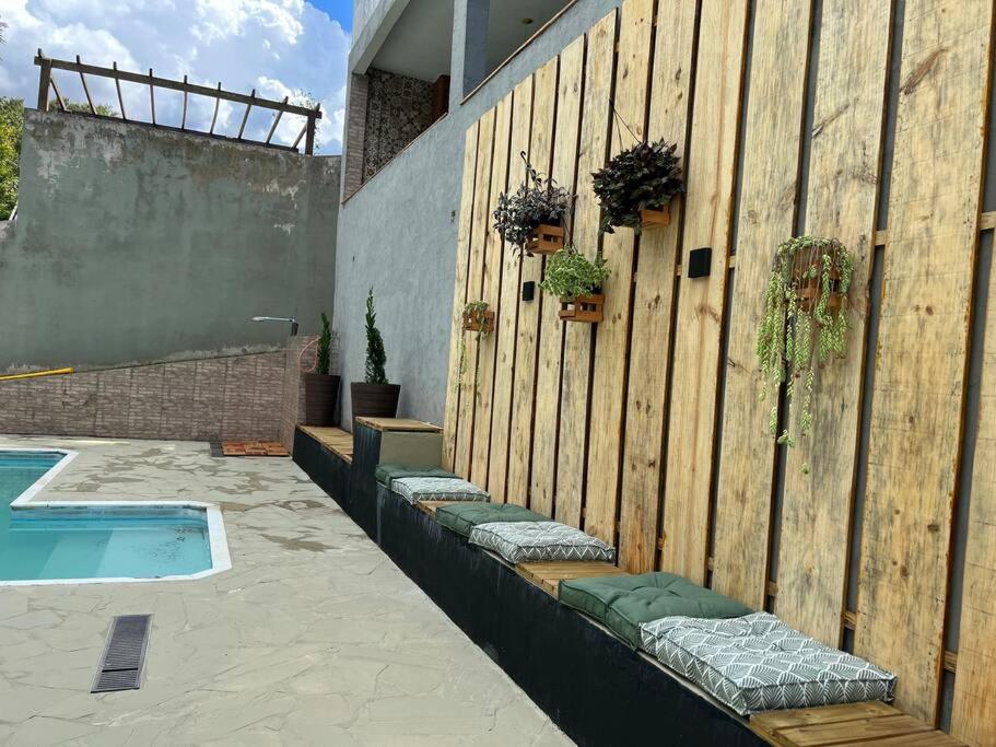 Casa com salão de jogos, piscina e churrasqueira.