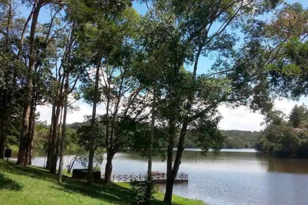 Casa com salão de jogos, piscina e churrasqueira.