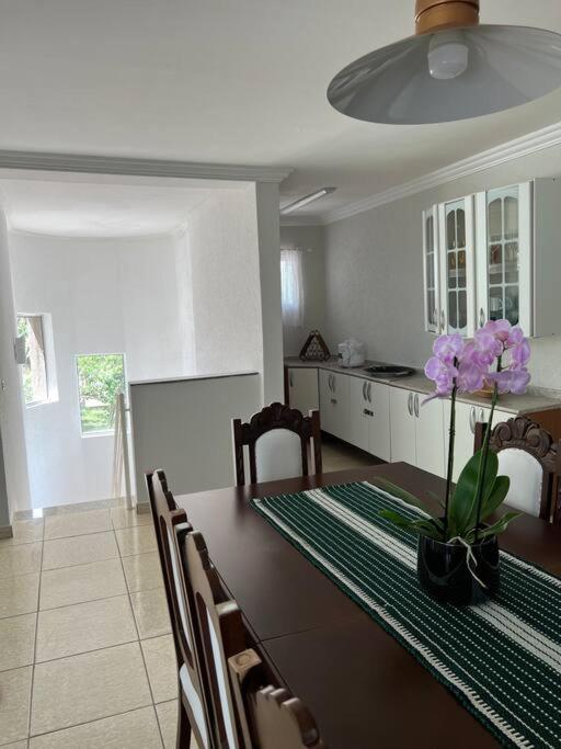 Casa com salão de jogos, piscina e churrasqueira.