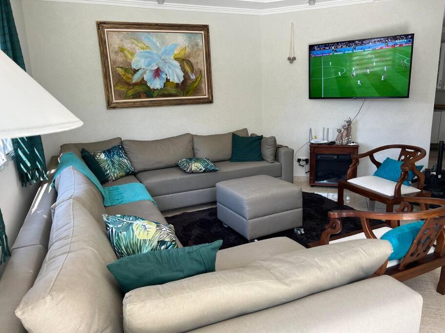Casa com salão de jogos, piscina e churrasqueira.
