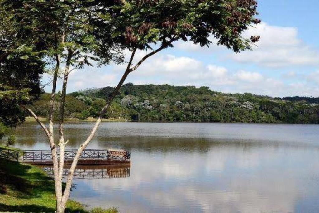Casa com salão de jogos, piscina e churrasqueira.