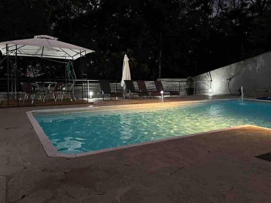 Casa com salão de jogos, piscina e churrasqueira.