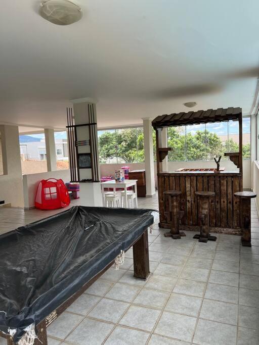 Casa com salão de jogos, piscina e churrasqueira.