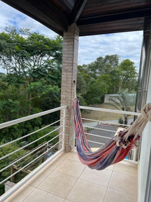 Casa com salão de jogos, piscina e churrasqueira.