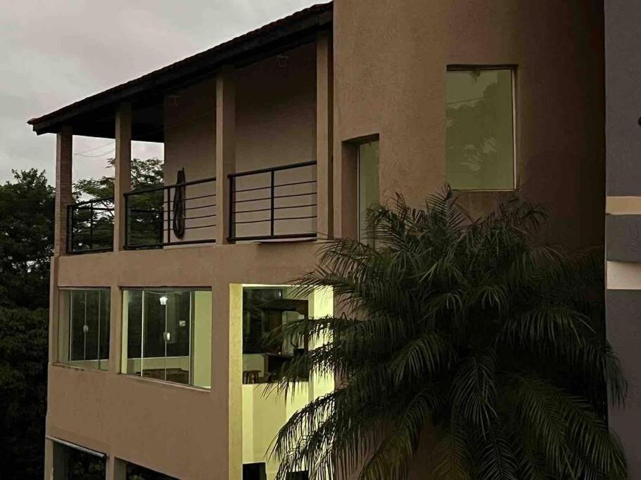 Casa com salão de jogos, piscina e churrasqueira.