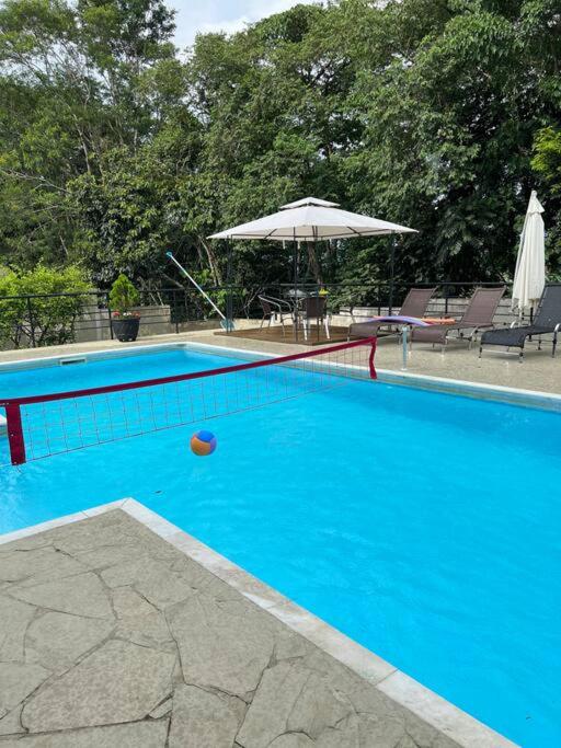 Casa com salão de jogos, piscina e churrasqueira.