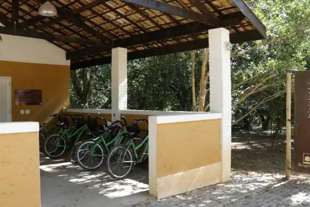 Casa com salão de jogos, piscina e churrasqueira.