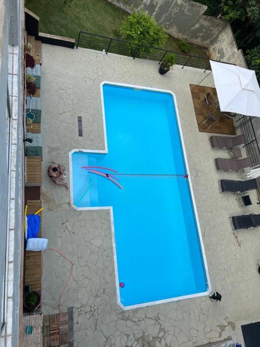 Casa com salão de jogos, piscina e churrasqueira.