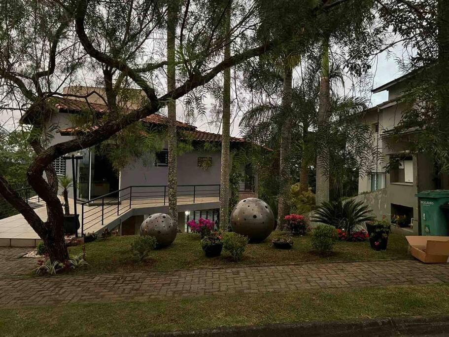 Casa com salão de jogos, piscina e churrasqueira.
