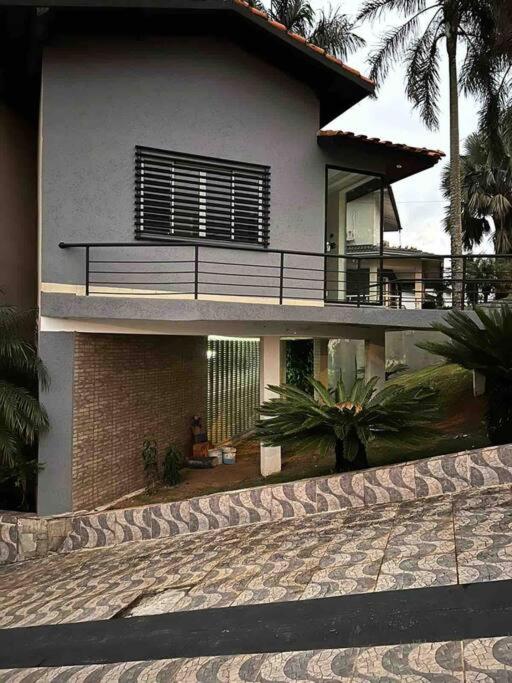 Casa com salão de jogos, piscina e churrasqueira.