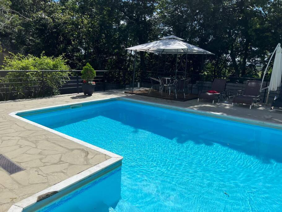Casa com salão de jogos, piscina e churrasqueira.